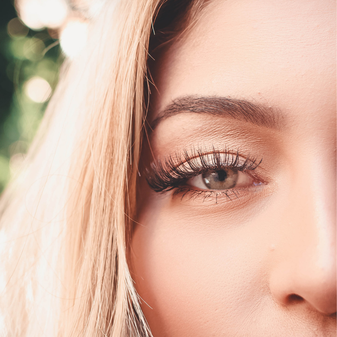 How does lanolin condition natural eyelashes?